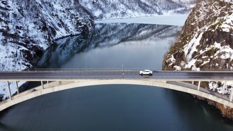 Wer im Urlaub Autofahren möchte - wie hier auf einem Fjord in Norwegen -, benötigt unter Umständen einen internationalen Führerschein.