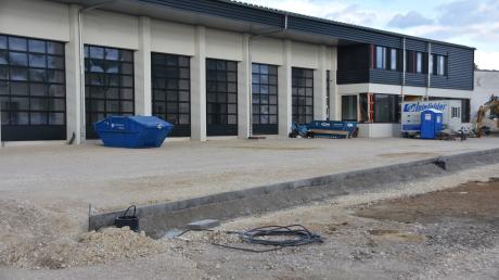 Das neue Feuerwehrhaus in Wemding ist bald fertig. Derzeit wird der Bereich um das Bauwerk gestaltet.