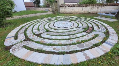 Bei der Kirche St. Margaretha im Neu-Ulmer Stadtteil Reutti gibt es jetzt ein steinernes Labyrinth. 