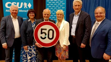 50 Jahre CSU Deuringen waren ein Grund zum Feiern (von links):  Markus Ferber, Elke John, Gotthard Biallas, Carolina Trautner, Hansjörg Durz und Paul Metz.