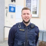 Polizeiobermeister Philipp Kleisli kümmerte sich auf der Wache in Illertissen um den nachts aus einer Wohnung ausgebüxten zweijährigen Jungen.