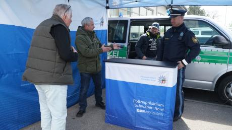 Mehr Bürgerkontakt pflegen ist eines der Ziele der Polizei Aichach so wie vor kurzem, als Beamte der Kripo Augsburg und der Inspektion Aichach auf dem Milchwerk-Gelände über Einbruchsicherung berieten.