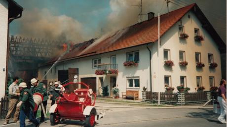 Brand in Gennach: Diesen Feuerwehreinsatz vor fast genau 30 Jahren fotografierte Anton Reiß.