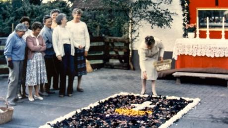 Alte Aufnahmen zeigen, dass der Frauenbund Bellenberg von Beginn an in der Öffentlichkeit anzutreffen war - sei es beim Anfertigen des Blumenteppichs für Fronleichnam oder in unterhaltsamer Gesellschaft.