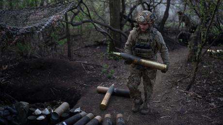 Ein ukrainischer Soldat an der Frontlinie in der Region Donezk.