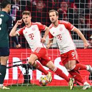 Bayerns Joshua Kimmich (Mitte) jubelt nach seinem 1:0-Führungstreffer mit Harry Kane (rechts). 