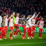 Die Bayern-Spieler feiern mit ihren Fans den Einzug ins Halbfinale der Champions League. Endet die Saison nun doch nicht ohne einen Titel?