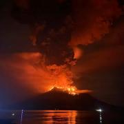 Der Vulkan Ruang auf den Sanguine-Inseln in Indonesien ist mehrmals ausgebrochen. 