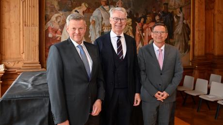 Bei der offiziellen Amtsübergabe von Michael Eberle (links) an Alexander Kessler (rechts) nahm auch Dr. Hans-Joachim Heßler, der Präsident des Oberlandesgerichts München und Präsident des Bayerischen Verfassungsgerichtshofs teil.