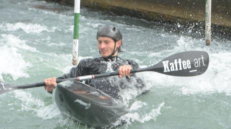 Noah Hegge von den Kanu Schwaben Augsburg hat den ersten Olympia-Qualifikationslauf auf seiner Heimstrecke am Augsburger Eiskanal gewonnen. 