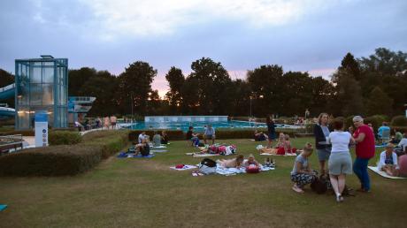  Rund 900 Gäste feierten im Bobinger Aquamarin eine fröhliche Poolparty beim 
 "Mondscheinschwimmen" 2022.