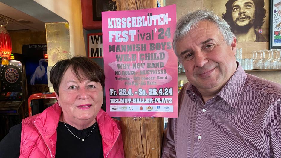 Hannelore Köppl und Werner Hartmann von der Arge Oberhausen werben für das Kirschblütenfest. Über Aussagen der Aktionsgemeinschaft Oberhausen sind sie sauer. 