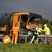Zu einem Unfall zwischen zwei Lastwagen kam es am Donnerstagnachmittag auf der B300 kurz nach der Ausfahrt Tränkmühle in Richtung Dasing.