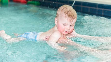 Die Babyschwimmkurse im Titania Neusäß sind perfekt, um die Säuglinge an das Element Wasser zu gewöhnen.