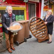 Wolfgang Vogl räumt mit Ehefrau Marion, die letzten Gegenstände aus seiner einstigen Vinothek auf dem Stadtmarkt aus.
