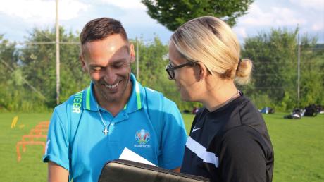 Melanie Hander, Cheftrainerin der Frauenfußballmannschaft des TSV Nördlingen, im Gespräch mit Markus Klaus, dem sportlichen Leiter für Frauenfußball beim TSV.
