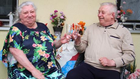 Ilse und Rudolf Schmidtgal sind seit 50 Jahren verheiratet. Sie stoßen auf ein bewegtes Leben an.