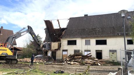 Der Abbruch des Lang-Hauses, auch Ellensohn-Haus genannt, in der Kirchstraße in Kellmünz hat begonnen.