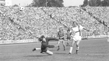 Torschuss gegen den 1. FC Nürnberg im vollen Rosenaustadion: Der FC Augsburg wurde vor 50 Jahren Meister in der Regionalliga.