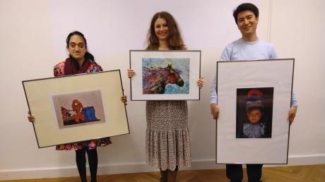 Die drei ausstellenden Künstler und Künstlerinnen in der VHS: (von links) Zohra Sidiqi aus Afghanistan, Anna Hlovatska aus der Ukraine und Nasim Seyamak aus Afghanistan.