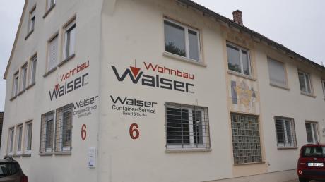 Derzeit hat die Musikschule Dreiklang in Illertissen ihre Unterrichtsräume im alten Walsergebäude, Tür an Tür zum Büro von Bernd Karrer vom Forstrevier Illertissen.
