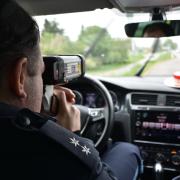 Aus einem Zivilfahrzeug heraus setzte die Polizei am Freitag auf der B16 bei Riedlingen eine sogenannte Laserpistole ein, um Raser zu erwischen.