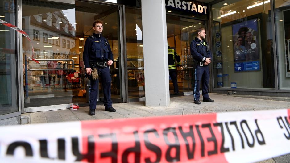 Im Kaufhaus Karstadt wurden auf drei Etagen Brände gelegt. Eine 43-jährige Augsburgerin wird verdächtigt, für die Brandstiftungen von vergangenem Freitag verantwortlich zu sein.                                       