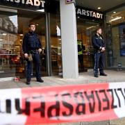 Im Kaufhaus Karstadt wurden auf drei Etagen Brände gelegt. Eine 43-jährige Augsburgerin wird verdächtigt, für die Brandstiftungen von vergangenem Freitag verantwortlich zu sein.                                       
