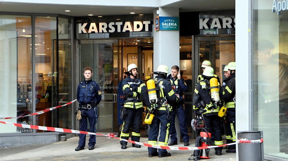 Unter anderem bei Karstadt in Augsburg hat es am Freitag gebrannt. In Geschäften in der Innenstadt gab es eine Brandserie.                                        