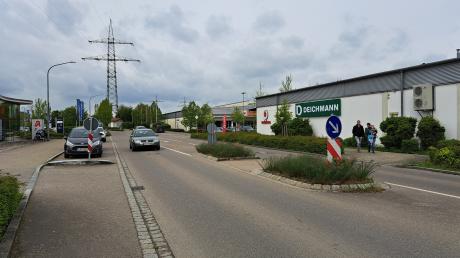 An dieser Stelle die Via Claudia in Meitingen zu überqueren, ist bei dem meist hohen Verkehrsaufkommen aus zwei Richtungen schwer - trotz Querungshilfe. Doch auch ein Zebrastreifen bietet keine hundertprozentige Sicherheit, dass ein Autofahrer anhält.