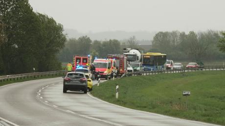 Ohne Fremdeinwirkung ist ein Motorradfahrer nahe Dillingen von seinem Fahrzeug gestürzt. Die Straße war im Zuge des Rettungseinsatzes gesperrt. 