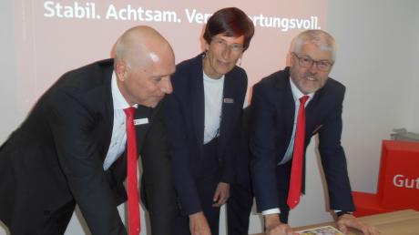 Zufrieden blickt das Führungstrio der Sparkasse Aichach-Schrobenhausen auf den Flyer mit der Jahresbilanz 2023: (von links) Rainer Wörz, Birgit Cischek und Manfred Appel.
