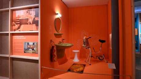 Ein Bad mit grünem Waschbecken und Trimmrad aus den 70er-Jahren ist in der Ausstellung in Oberschönenfeld nachgebaut worden: Orange war als Farbe in. 