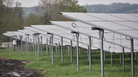 Der rund zehn Hektar große Solarpark der Gemeinde Huisheim und mehrerer privater Investoren bei der Haunzenmühle ist fast fertig.