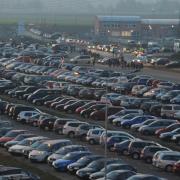 Die Zahl der Autos in Augsburg steigt, aber nicht mehr in dem Maß wie die Bevölkerung. Unser Foto zeigt den Parkplatz des FCA-Stadions.