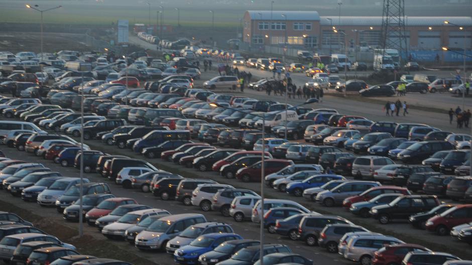 Die Zahl der Autos in Augsburg steigt, aber nicht mehr in dem Maß wie die Bevölkerung. Unser Foto zeigt den Parkplatz des FCA-Stadions.