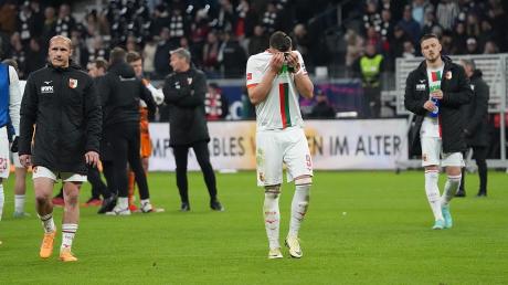 Kapitän Ermedin Demirovic vergrub seinen Kopf in seinem Trikot. Der FC Augsburg hatte bei Eintracht Frankfurt die Chance verpasst, einen bedeutenden Sieg im Kampf um die Europapokal-Plätze zu erringen.