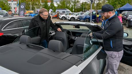 Rüdiger Faas (links) und Jan Michael Kirchner aus Landsberg waren an einem Cabrio der E-Klasse interessiert.