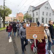 Am Samstagnachmittag zogen rund 200 Demonstranten durch die Ulmer Straße.