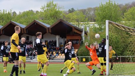 Ein spannendes Derby lieferten sich der TSV Mindelheim (gelbe Hemden) und der TSV Kammlach (schwarze Hemden) im Nachbarschaftsduell der Kreisliga Allgäu Nord.
