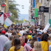 Insgesamt 55.000 Demonstranten forderten auf den Kanarischen Inseln eine Obergrenze der Zahl der Touristen oder etwa bezahlbaren Wohnraum für Einheimische.