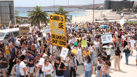 Auf Fuerteventura protestieren Menschen mit Plakaten gegen das Massentourismusmodell. Auf den Kanaren wehren sich Einheimische zunehmend gegen die Folgen des Massentourismus.