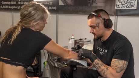 Einige Besucherinnen und Besucher ließen sich gleich auf der Convention in Friedberg ein neues Tattoo stechen.  