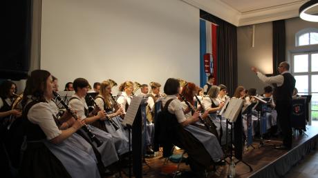 Der Musikverein Mertingen unterhält die Gäste mit unterschiedlichsten Polkas.