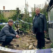 Henry Koitzsch (Peter Kurth) und Michael Lehmann (Peter Schneider) ermitteln in einer Kleingartenanlage: Szene aus dem Tatort heute aus Halle (Saale). 