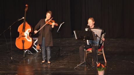 Stefanie Pagnia (links) und Claudia Burkhardt entführten das Publikum in Babenhausen auf eine musikalische Entdeckungsreise durch Tango und Klezmer.