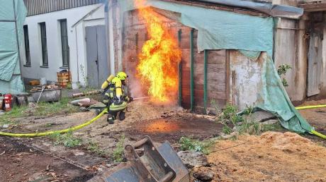 Bei einem Silobrand in einem Sägewerk in Welden waren rund 120 Feuerwehrleute im Einsatz.