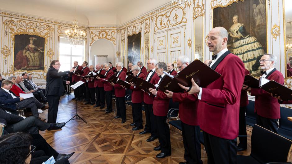 Die Augsburger Sängerfreunde singen zum Jubiläum im Rokokosaal der Regierung Schwaben.






