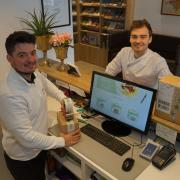 Die Krumbacher Gastronomen Benedikt (links) und Johannes Diem mussten ihren Onlineshop innerhalb weniger Wochen neu aufziehen.