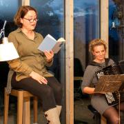 Elisabeth Günther (links) und Annette Rießner luden in Dießen zum Literaturkonzert.